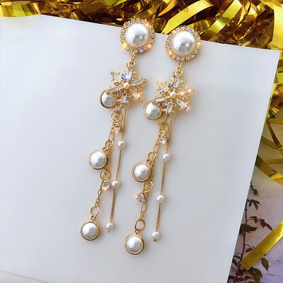 Cercei de dama actuali - in culoare aurie cu perle