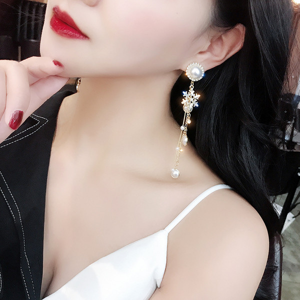 Cercei de dama actuali - in culoare aurie cu perle