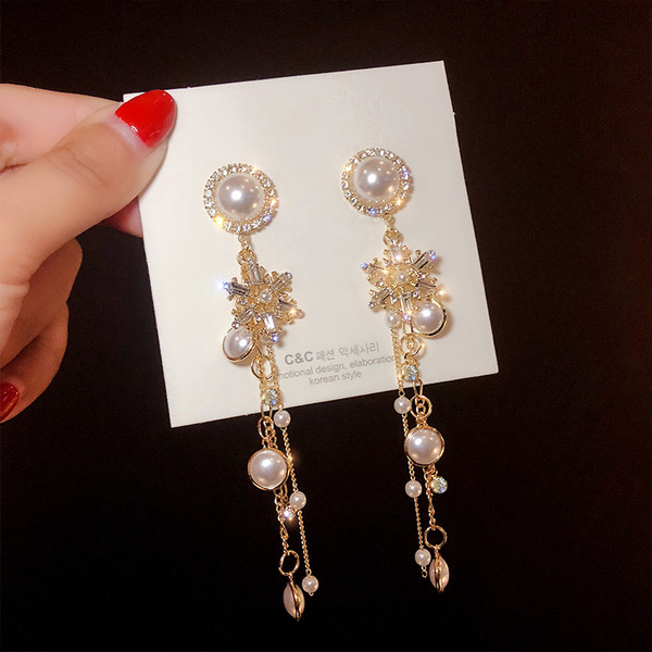 Cercei de dama actuali - in culoare aurie cu perle