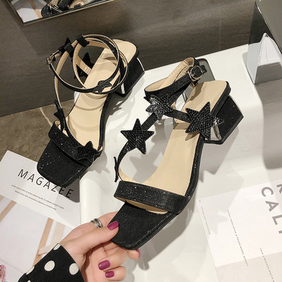 Μοντέρνα σανδάλια με λαμπερό αποτέλεσμα και στοιχεία 3D σε μαύρο και καφέ χρώμα