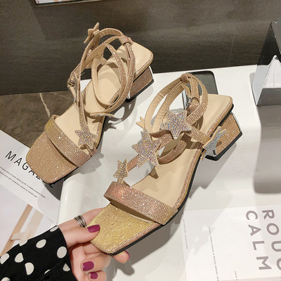 Μοντέρνα σανδάλια με λαμπερό αποτέλεσμα και στοιχεία 3D σε μαύρο και καφέ χρώμα