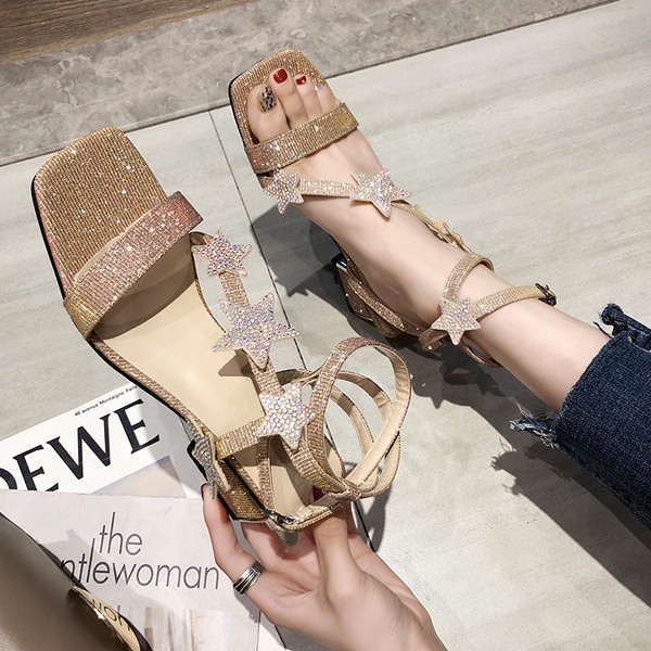 Μοντέρνα σανδάλια με λαμπερό αποτέλεσμα και στοιχεία 3D σε μαύρο και καφέ χρώμα