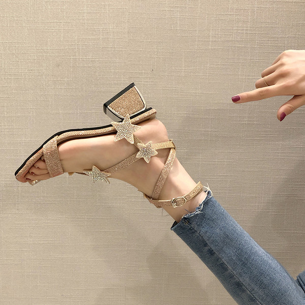 Μοντέρνα σανδάλια με λαμπερό αποτέλεσμα και στοιχεία 3D σε μαύρο και καφέ χρώμα