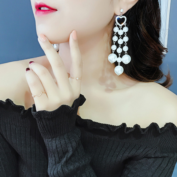 Cercei eleganti de dama cu perle in alb