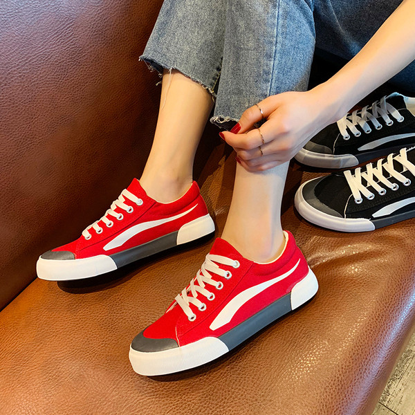 Tenisi casual dama cu sireturi si talpa plata in negru si rosu