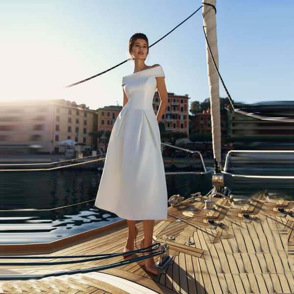 Rochie elegantă de damă cu umerii goi, în alb