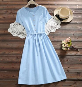 Rochie de dama moderna cu decolteu in alb si albastru