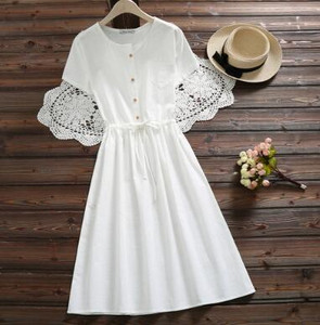 Rochie de dama moderna cu decolteu in alb si albastru