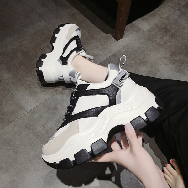 Tenisi de dama actuali cu platforma in alb si negru