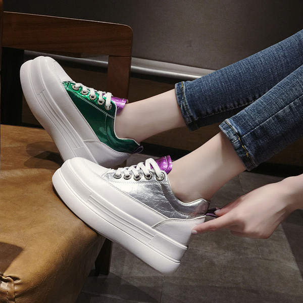 Μοντέρνα γυναικεία αθλητικά παπούτσια  με πλατφόρμα σε δύο χρώματα