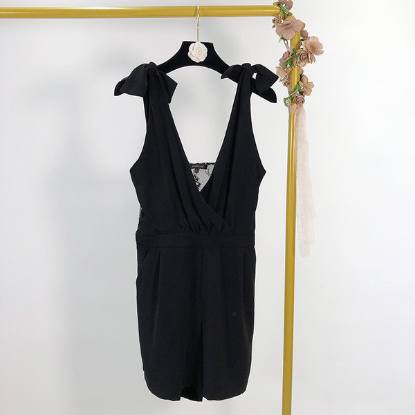 Salopeta scurta de dama cu dantela si bretele de culoare neagra