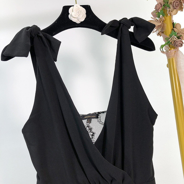 Salopeta scurta de dama cu dantela si bretele de culoare neagra