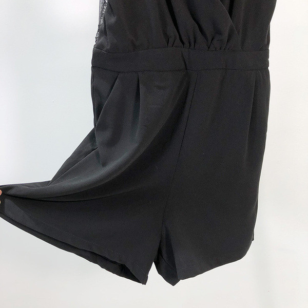 Salopeta scurta de dama cu dantela si bretele de culoare neagra