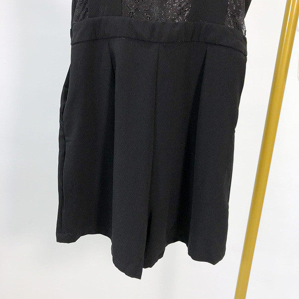 Salopeta scurta de dama cu dantela si bretele de culoare neagra