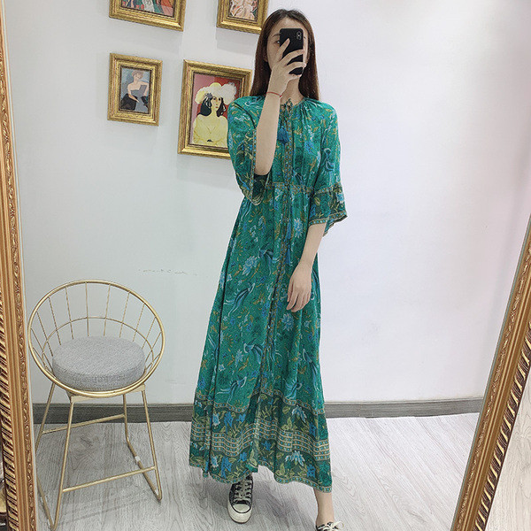 Rochie lunga de dama cu maneci 3/4 si talie elastica de culoare verde cu model