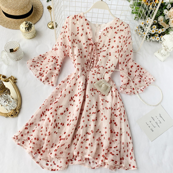 Дамска рокля с лотос ръкав и V-образно деколте