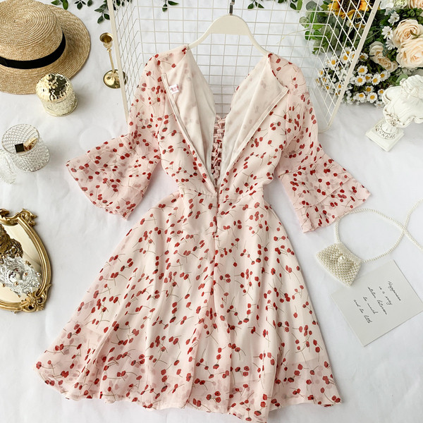 Дамска рокля с лотос ръкав и V-образно деколте