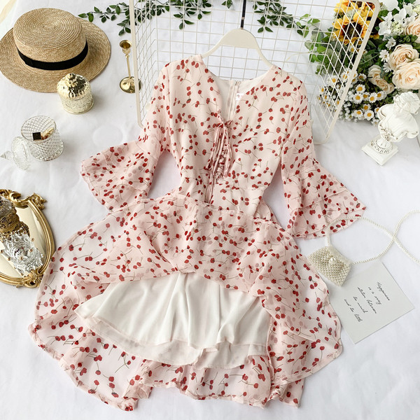 Дамска рокля с лотос ръкав и V-образно деколте