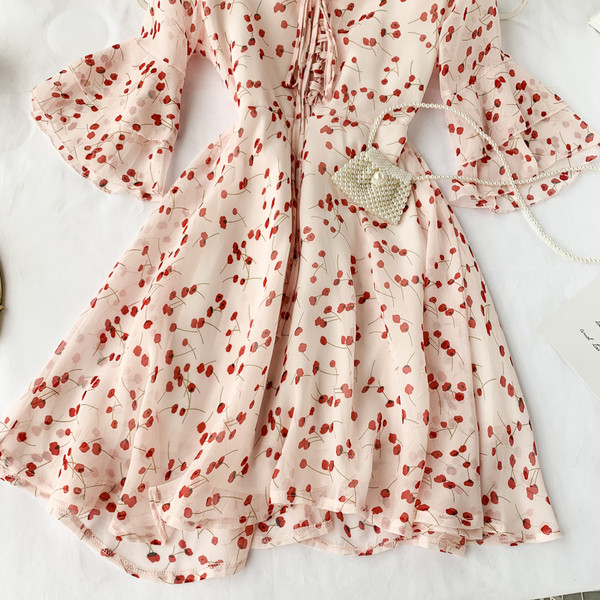 Дамска рокля с лотос ръкав и V-образно деколте