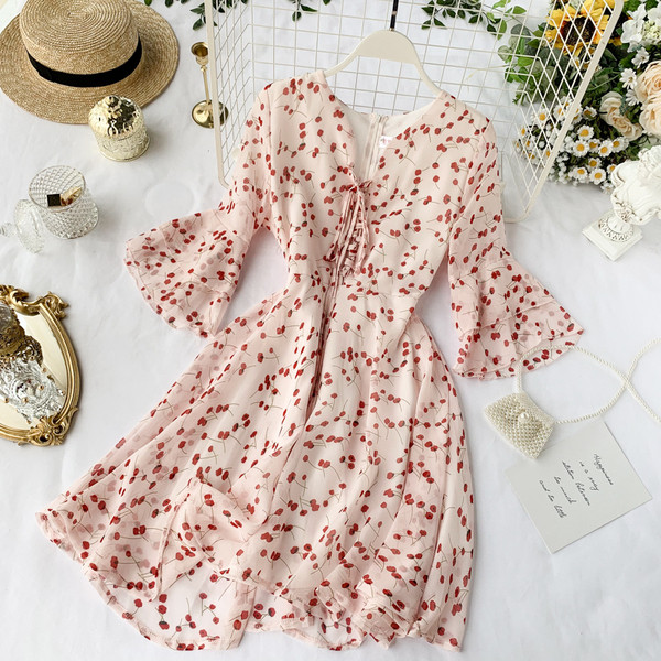 Дамска рокля с лотос ръкав и V-образно деколте