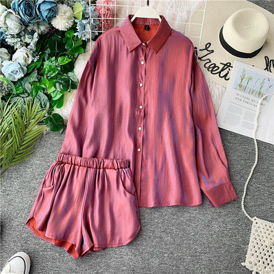 Κομψό γυναικείο σετ που περιλαμβάνει ένα πουκάμισο και σορτς σε μπλε και κόκκινο χρώμα