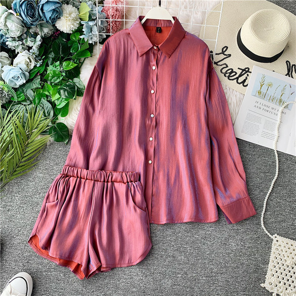 Κομψό γυναικείο σετ που περιλαμβάνει ένα πουκάμισο και σορτς σε μπλε και κόκκινο χρώμα