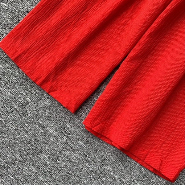 Κορυφαίες γυναικείες ολόσωμες φόρμες με φαρδιές λωρίδες και κορδέλα σε μαύρο και κόκκινο χρώμα