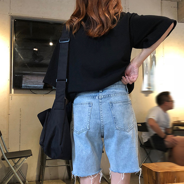 Pantaloni scurți de damă actuali din denim - model larg