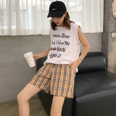 Актуални дамски карирани шорти в жълт цвят 