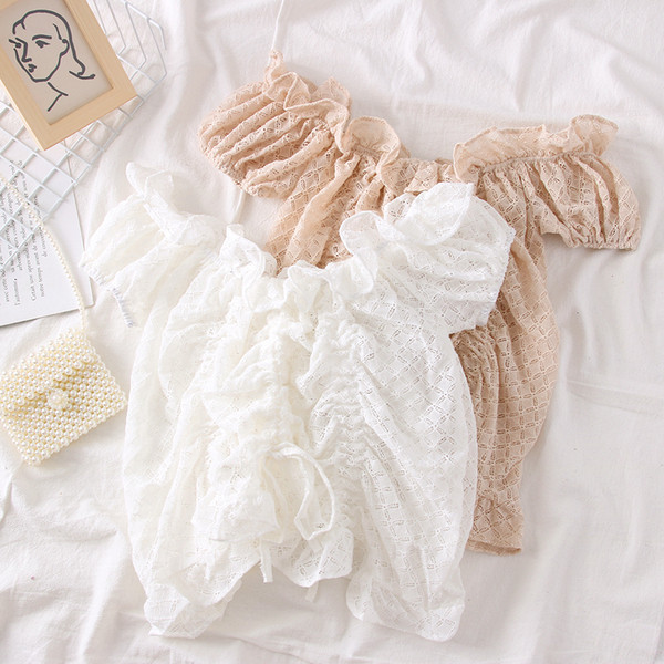 Bluza eleganta de dama cu umerii goi in alb, negru si bej