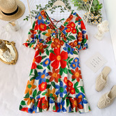 Модерна дамска рокля с флорален десен и връзки на гърба