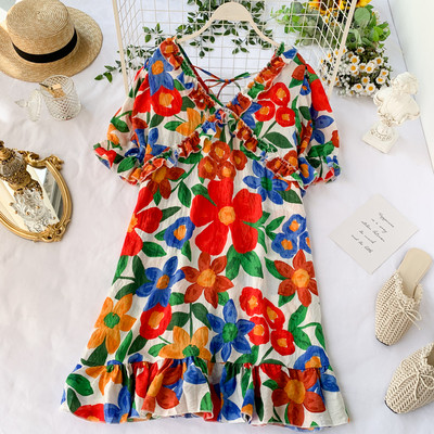 Модерна дамска рокля с флорален десен и връзки на гърба