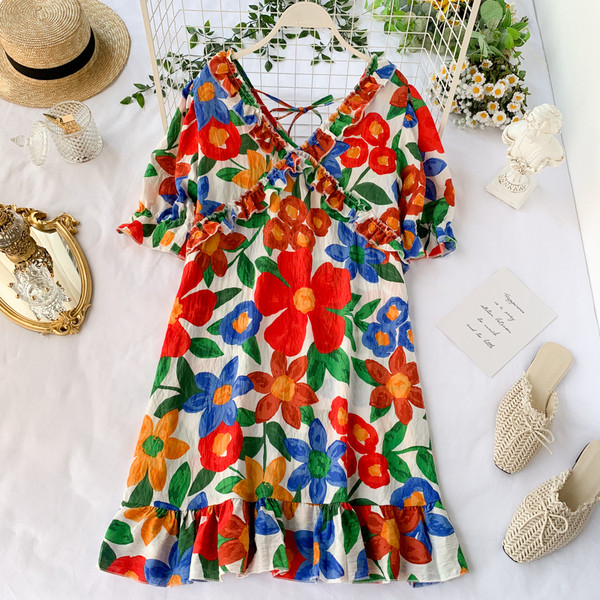 Модерна дамска рокля с флорален десен и връзки на гърба