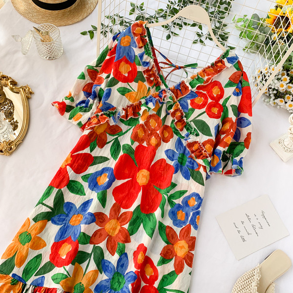 Модерна дамска рокля с флорален десен и връзки на гърба