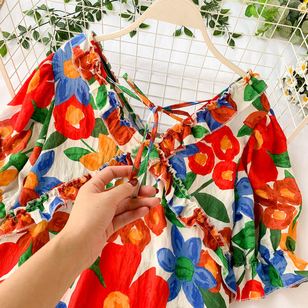 Модерна дамска рокля с флорален десен и връзки на гърба