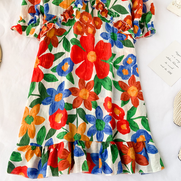 Модерна дамска рокля с флорален десен и връзки на гърба