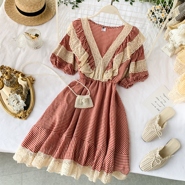 Rochie de dama in carouri cu decolteu in V cu dantela