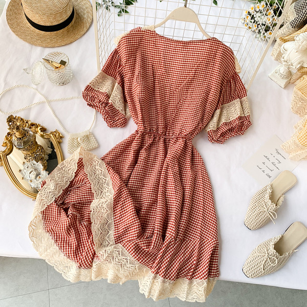 Rochie de dama in carouri cu decolteu in V cu dantela