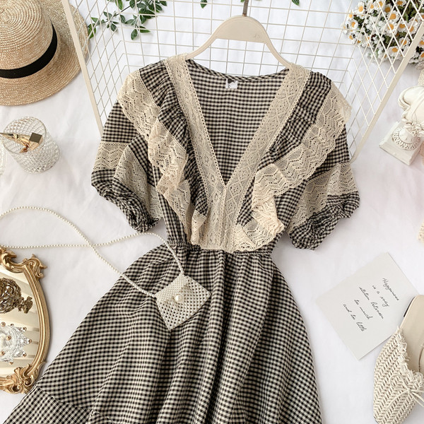 Rochie de dama in carouri cu decolteu in V cu dantela