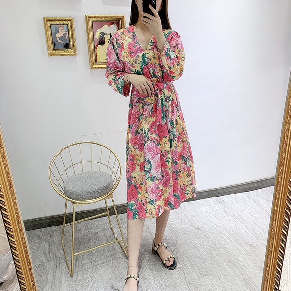 Rochie de dama cu decolteu in V si maneci 7/8, cravate in talie cu model floral