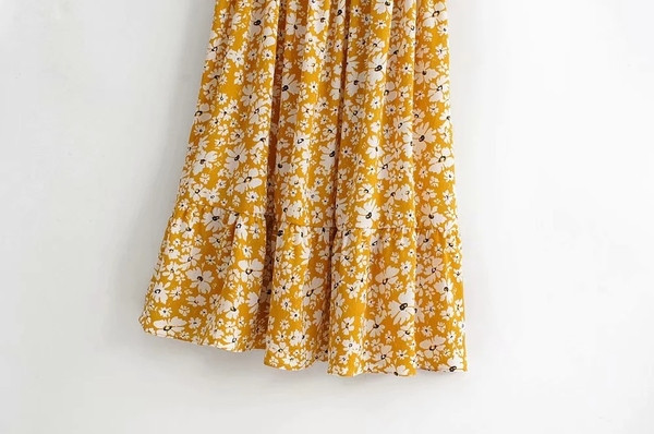 Ежедневна дамска рокля с къс ръкав и флорални мотиви в жълт цвят