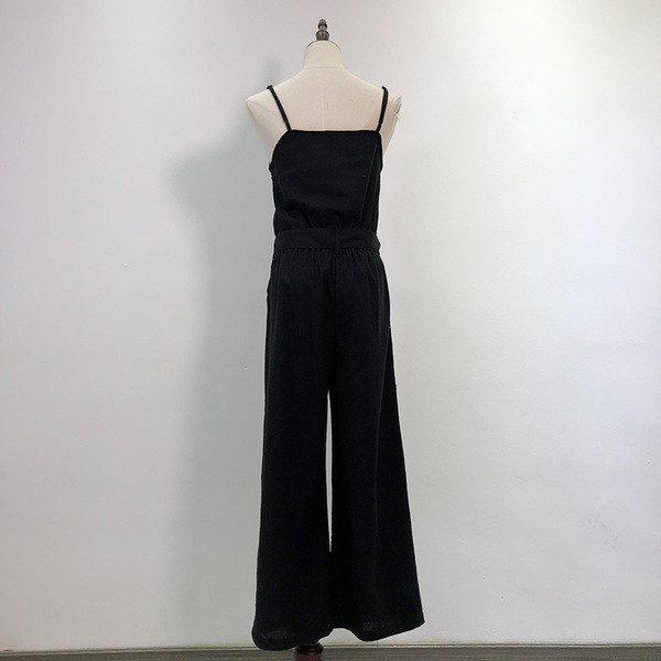 Γυναικεία ολόσωμη φόρμα με λεπτούς ιμάντες ώμου και κουμπιά σε μαύρο χρώμα