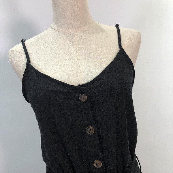 Γυναικεία ολόσωμη φόρμα με λεπτούς ιμάντες ώμου και κουμπιά σε μαύρο χρώμα