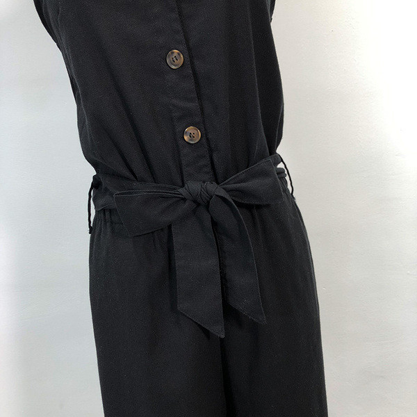 Γυναικεία ολόσωμη φόρμα με λεπτούς ιμάντες ώμου και κουμπιά σε μαύρο χρώμα