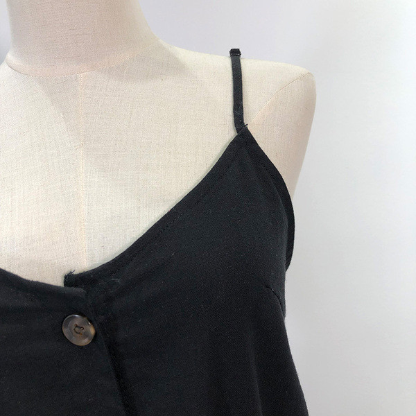 Γυναικεία ολόσωμη φόρμα με λεπτούς ιμάντες ώμου και κουμπιά σε μαύρο χρώμα