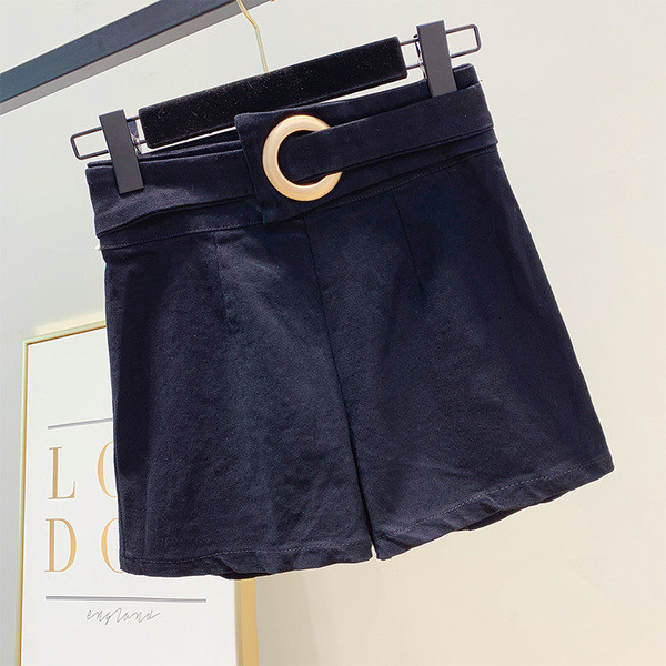 Pantaloni scurți de damă alb-negru și curea