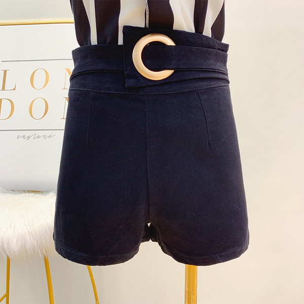 Pantaloni scurți de damă alb-negru și curea