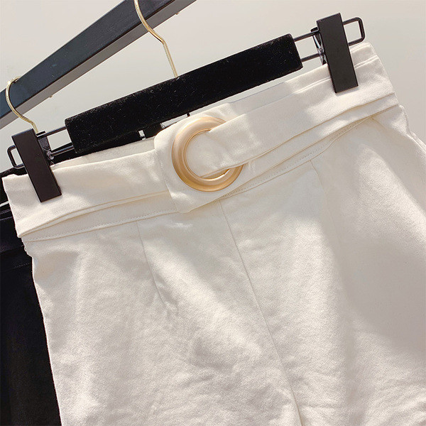 Pantaloni scurți de damă alb-negru și curea