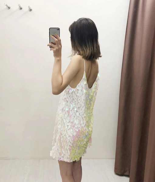 Модерна дамска къса рокля с пайети и тънки презрамки в светъл цвят