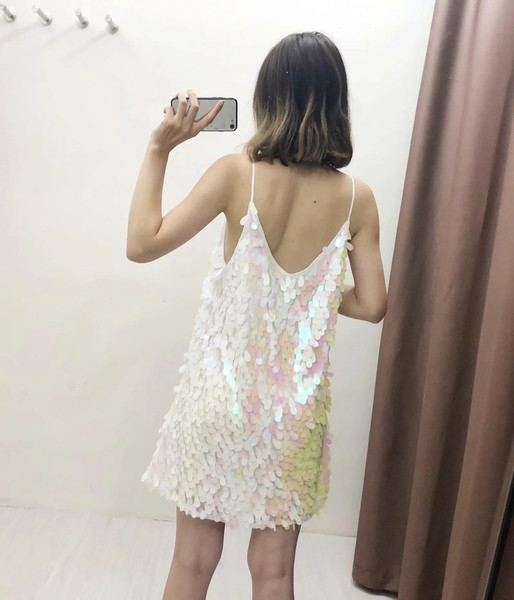 Модерна дамска къса рокля с пайети и тънки презрамки в светъл цвят